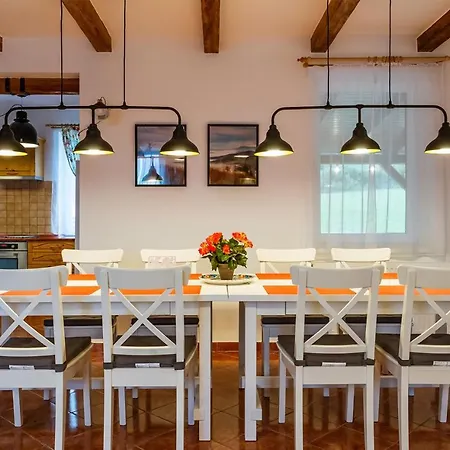 Szalamandra - A Tisztas Villa